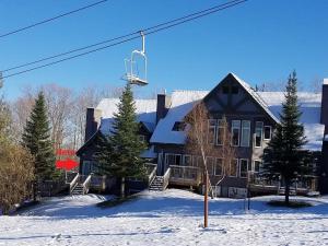 uma casa na neve com um teleférico em Lux 5BR 4BA SV125 SKI In Out, 18-hole Championship Golf Course, Water Park, pet friendly em Jay