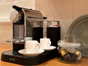 een koffiezetapparaat op een aanrecht met koffiekopjes bij 23 on Windsor in Hahndorf