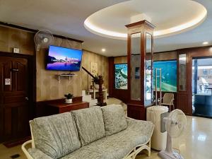 a living room with a couch and a flat screen tv at CHIDLOM at JOMTIEN in Jomtien Beach