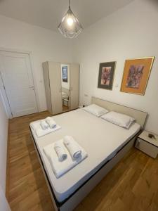 1 dormitorio con 1 cama grande y toallas. en Diamond of Skopje, en Skopje
