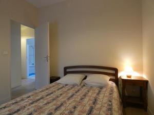 ein Schlafzimmer mit einem Bett mit zwei Kissen darauf in der Unterkunft Gîte Trizay-Coutretot-Saint-Serge, 4 pièces, 5 personnes - FR-1-581-67 in Trizay-Coutretot-Saint-Serge