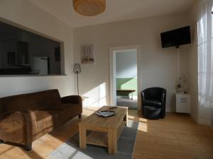 sala de estar con sofá y mesa de centro en Gîte Nonvilliers-Grandhoux, 4 pièces, 6 personnes - FR-1-581-88 en Nonvilliers-Grandhoux