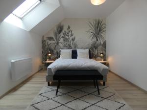 ein Schlafzimmer mit einem Bett und einer Wand mit Pflanzen in der Unterkunft Gîte Belhomert-Guéhouville, 4 pièces, 6 personnes - FR-1-581-113 in Belhomert-Guéhouville