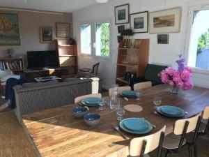 Televízia a/alebo spoločenská miestnosť v ubytovaní Maison calme à Chartres avec terrasse et jardin, adaptée PMR - FR-1-581-97