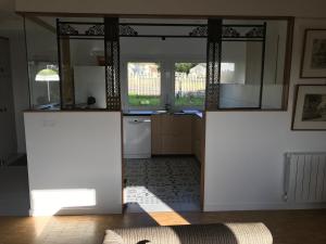 Kuchyňa alebo kuchynka v ubytovaní Maison calme à Chartres avec terrasse et jardin, adaptée PMR - FR-1-581-97
