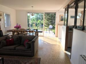 salon z kanapą, kuchnią i stołem w obiekcie Maison calme à Chartres avec terrasse et jardin, adaptée PMR - FR-1-581-97 w mieście Chartres