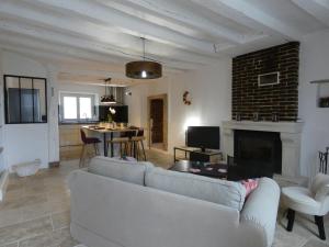 Televízia a/alebo spoločenská miestnosť v ubytovaní Gîte Rénové avec Jardin Clos et Terrasse - Idéal Familles/Amis, Eure-et-Loir, Proche Nogent le Rotrou - FR-1-581-104