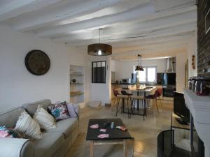 ein Wohnzimmer mit einem Sofa und einem Tisch in der Unterkunft Gîte Beaumont-les-Autels, 3 pièces, 6 personnes - FR-1-581-104 in Beaumont-les-Autels