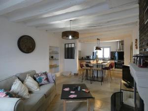 Posedenie v ubytovaní Gîte Rénové avec Jardin Clos et Terrasse - Idéal Familles/Amis, Eure-et-Loir, Proche Nogent le Rotrou - FR-1-581-104