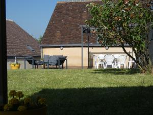 eine Gruppe Stühle und ein Tisch im Hof in der Unterkunft Gîte Beaumont-les-Autels, 3 pièces, 6 personnes - FR-1-581-104 in Beaumont-les-Autels