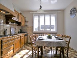 eine Küche mit einem Tisch und Stühlen in der Unterkunft Gîte Challet, 5 pièces, 6 personnes - FR-1-581-105 