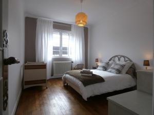 ein weißes Schlafzimmer mit einem Bett und einem Fenster in der Unterkunft Gîte Challet, 5 pièces, 6 personnes - FR-1-581-105 