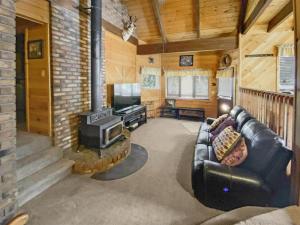 Posezení v ubytování Whispering Pines Getaway