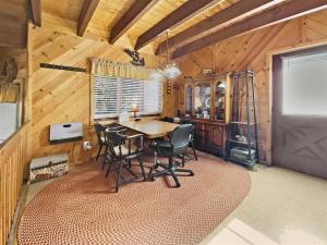 Posezení v ubytování Whispering Pines Getaway