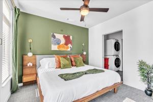 een slaapkamer met een bed en een groene muur bij Kingpoolgymbbqfitnessdog Parkgame Room in Rogers