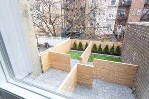 una ventana con vistas al patio en Sun-kissed 3BR Loft with Patio Minutes to NYC, en Hoboken