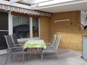 een tafel en stoelen op een patio bij Apartment in Bissendorf near Osnabrück in Bissendorf