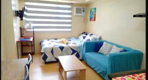 uma sala de estar com um sofá e uma cama em Avida Iloilo Tower 1 Unit 324 Floor Pool View em Iloilo