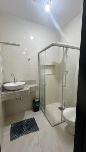 Sossai Hostel في فيتوريا: حمام مع حوض ومرحاض