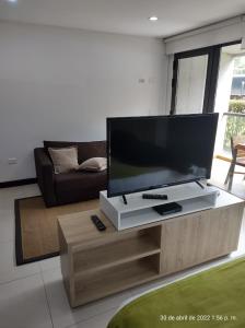 una sala de estar con una gran TV de pantalla plana en una mesa en Hotel en Rionegro-Rioverde- Apartamento, en Rionegro