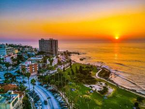 een luchtzicht op een strand bij zonsondergang bij Studio 6 Suites San Ysidro CA San Diego South Bay in San Ysidro