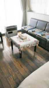 a living room with a couch and a coffee table at Fuji Gotemba Condominium Tannpopo in Gotemba