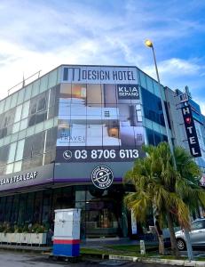 um edifício com uma placa para um hotel em M Design Hotel@KLIA,Sepang em Sepang