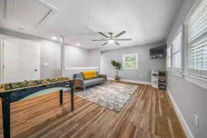 TV a/nebo společenská místnost v ubytování Luxurious Lakefront Escape + 35 fotografií