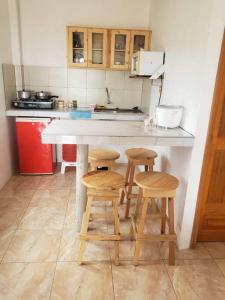 eine Küche mit einem Tisch und 4 Hockern in der Unterkunft Suite privada para 5 personas - #5 Playa Engabao in Playas