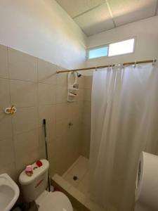 ein Bad mit einer Dusche, einem WC und einem Waschbecken in der Unterkunft Suite privada para 5 personas - #5 Playa Engabao in Playas