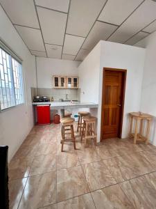 eine Küche mit Tischen und Stühlen in einem Zimmer in der Unterkunft Suite privada para 5 personas - #5 Playa Engabao in Playas