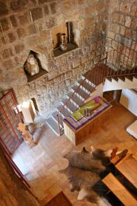 einen Blick über ein Zimmer mit einer Steinmauer in der Unterkunft Country House La Torre in Tuscania