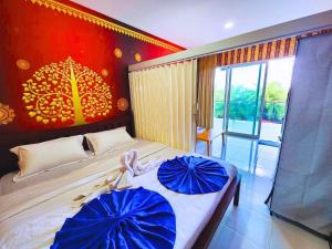 sypialnia z dwoma łóżkami z niebieskimi parasolami w obiekcie บ้านสวนชมจันทร์ กำแพงแสน 