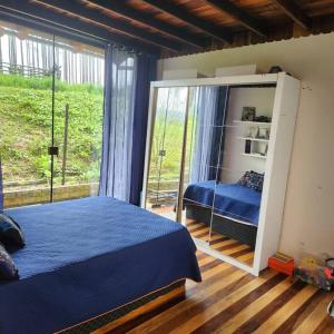 Un pat sau paturi într-o cameră la Refúgio dos Passarinhos