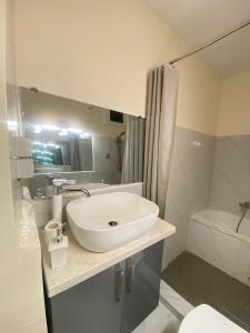 een badkamer met een witte wastafel en een toilet bij Appartement Luxe idéalement situé à Dakar in Dakar