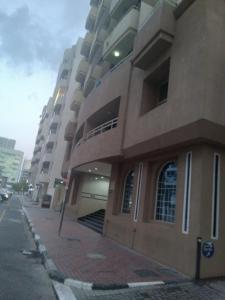 un edificio alto en una calle de la ciudad con un edificio en Daily stay Royal flat en Dubái