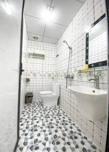 Baño blanco con lavabo y aseo en VENUS HOTEL catba, en Cat Ba