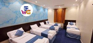 سرير أو أسرّة في غرفة في EWG Mahbas Hotel