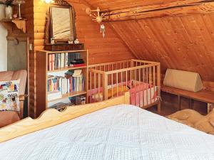 1 dormitorio con cama y estante para libros en Holiday home EKSJÖ II en Eksjö