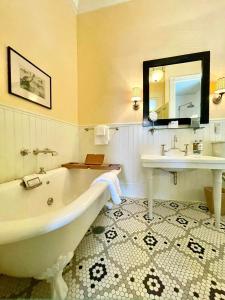 Ένα μπάνιο στο Tallman Hotel