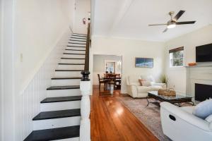 uma escada numa sala de estar com um sofá e uma mesa em The Big Sanchez em Saint Augustine