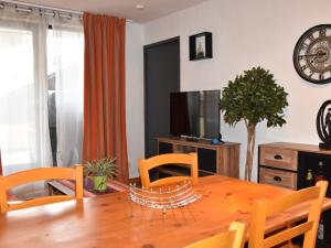 a dining room with a table and a television at Appartement Pralognan-la-Vanoise: 3 pièces, piscine, proche centre & téléphérique - FR-1-464-221 in Pralognan-la-Vanoise