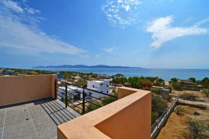 Vom Balkon eines Hauses genießen Sie Meerblick. in der Unterkunft Stella Maris in El Sargento