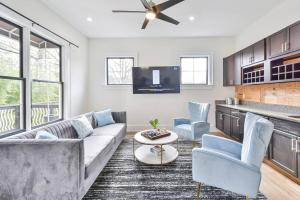 ein Wohnzimmer mit einem Sofa und einem TV in der Unterkunft Modern rooftop home in Midtown in Atlanta