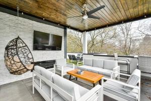 Televiisor ja/või meelelahutuskeskus majutusasutuses Modern rooftop home in Midtown