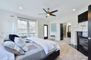 Voodi või voodid majutusasutuse Modern rooftop home in Midtown toas