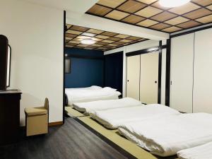 Ένα ή περισσότερα κρεβάτια σε δωμάτιο στο Matsuyamachi Dotonbori Condo