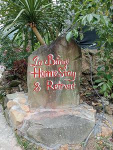 a stone sign that says la burning homestay and retreat at La Bằng Homestay in Lá Cam
