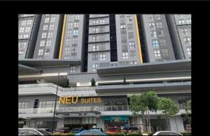 een groot gebouw met een nieuw bronbord ervoor bij Neu Suites Ampang in Kuala Lumpur