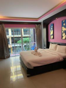 Postel nebo postele na pokoji v ubytování Lavender Patong Hotel